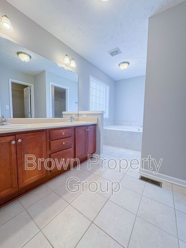 Building Photo - 3426 Broomsgrove Dr