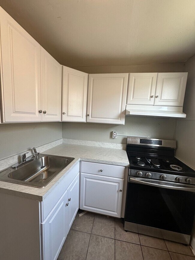 Building Photo - Beautiful 2 Bed/ 2 Full bath for rent with Finished basement.