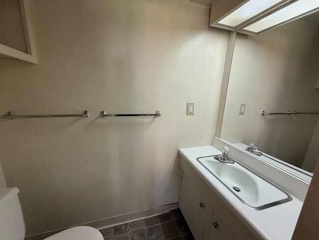 Building Photo - 3 Bedroom Townhouse at The Commons
