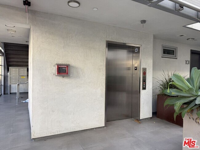 Building Photo - 8210 Fountain Ave