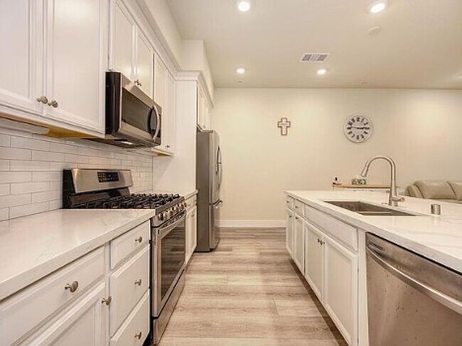 Building Photo - Upscale 2/2 Apartment in The Cannery!