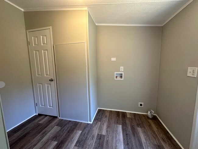 Building Photo - 319 Bridgeview Dr