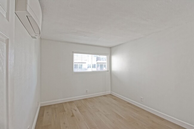 Building Photo - Recently Updated, Top-Floor 2BR2BA Condo i...