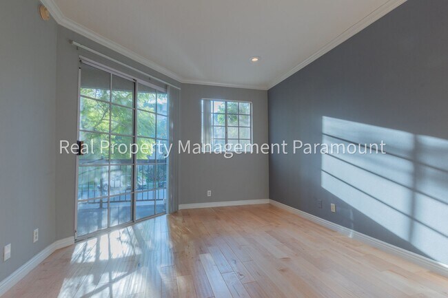 Building Photo - Don't miss out! 2 Bed 2 bath ready to go!