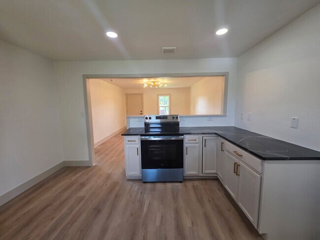 Building Photo - Gorgeous 3 bedroom 1 bath Duplex on street level (separate studio located below).