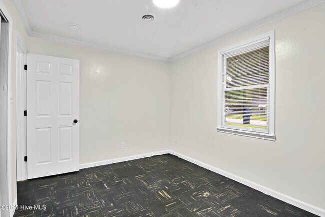 Building Photo - 521 Williams St
