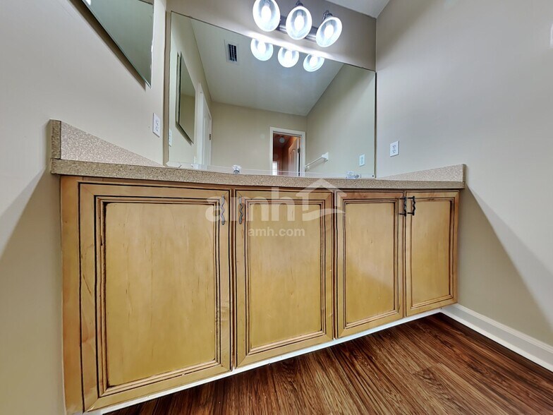 Building Photo - 890 Thoroughbred Dr