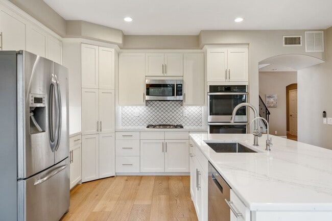 Building Photo - 200 Oak View Ln