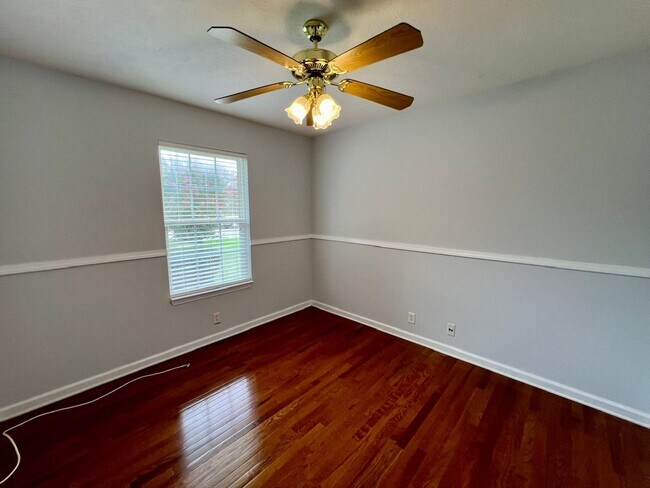 Building Photo - 3 bed, 2 Bath, Garage + Screened Back Porch, Near Cason Ln