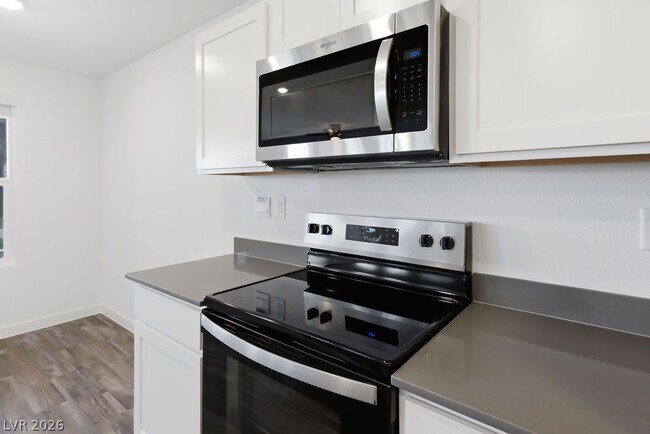 Building Photo - 482 Golden Myna Ave