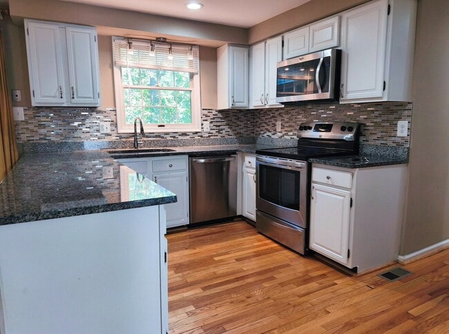 Building Photo - Inviting Townhome in Sterling with Spaciou...