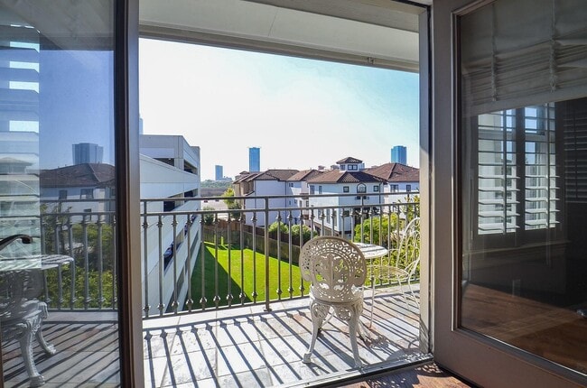 Building Photo - 625 Hartman St