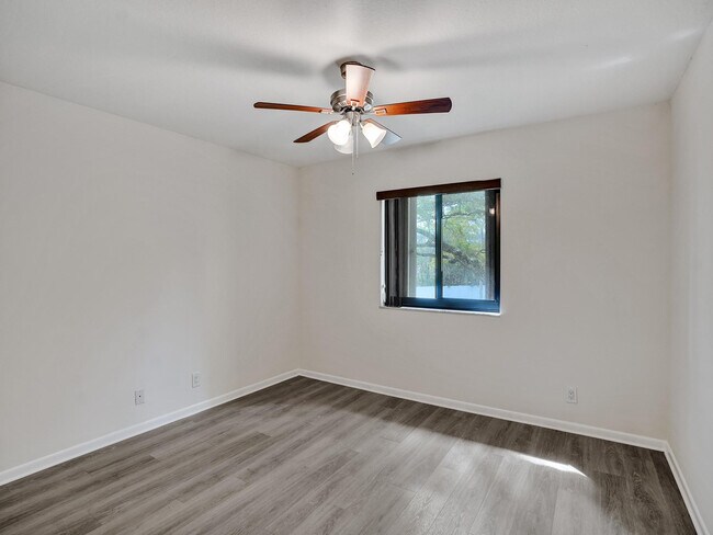 Building Photo - 930 SW 9th St Cir