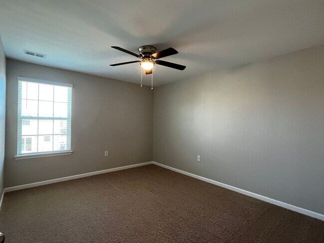 Building Photo - Ultra Spacious Living in Lake Tyler Subdivision