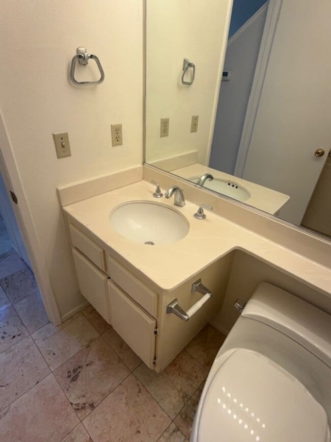 Building Photo - Conveniently located home in Irvine