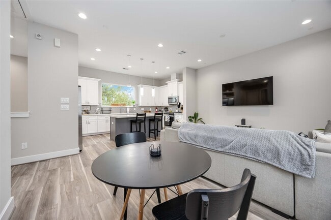 Building Photo - 2611 Huntington Creek Ln