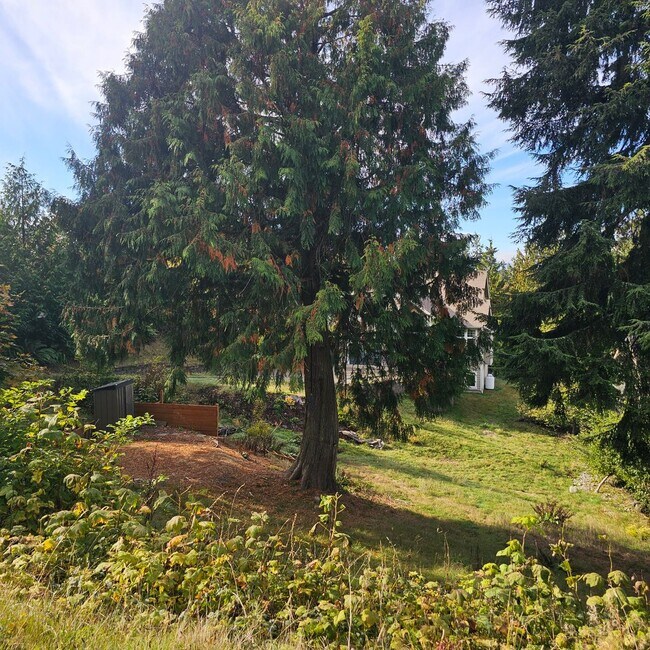 Building Photo - Bright and Stunning 2-Story Home with Dayl...