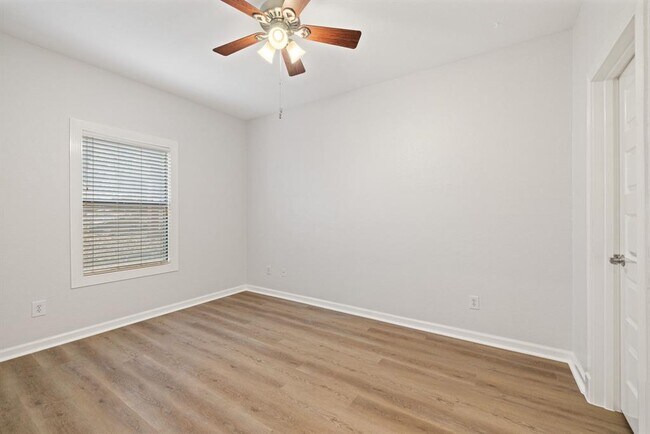 Building Photo - 4711 Spicewood Springs Rd