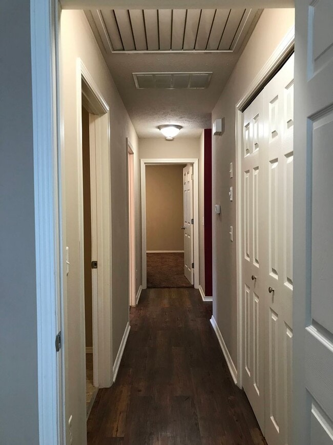 Building Photo - Executive Rental All Brick Home near South...