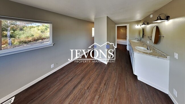 Building Photo - Near Randall Park - Charming home with two kitchens and washer/dryer included!