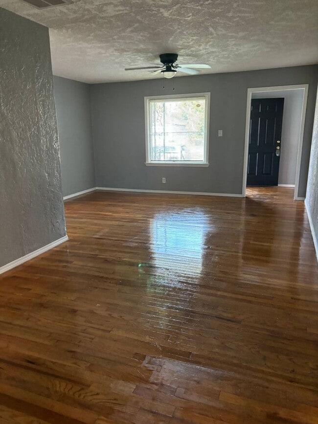 Building Photo - Must See 3 Bedroom