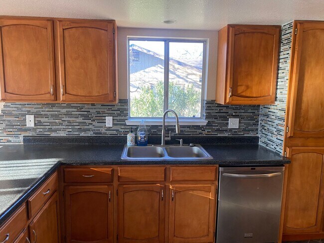 Building Photo - 3 BEDROOM 2 BATHROOM HOME IN THE PEPPERTREE SUBDIVISION