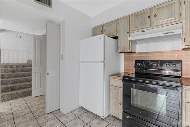 Building Photo - 18 E Samano St