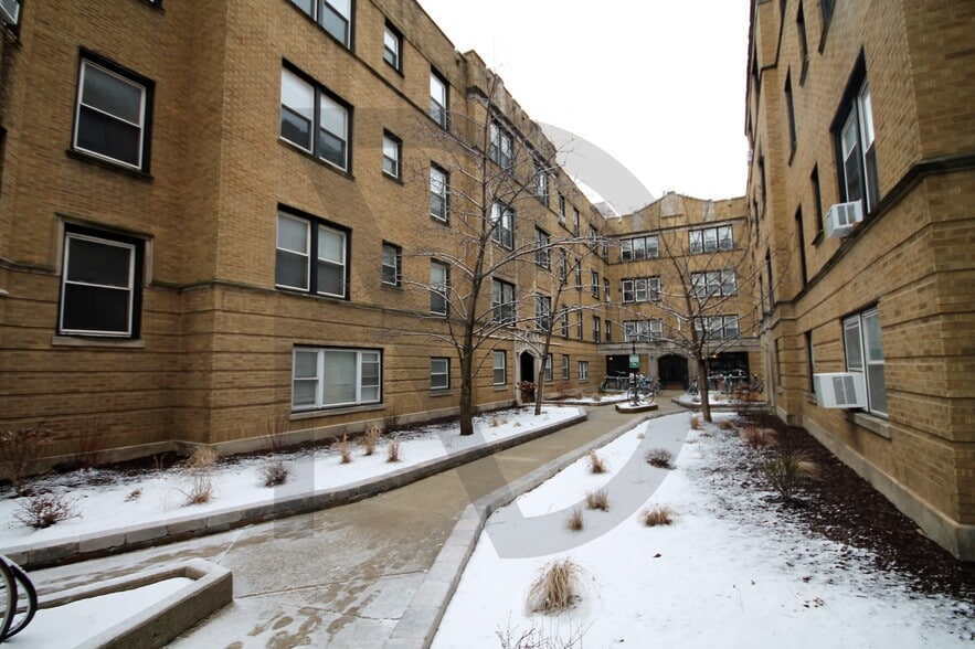 Building Photo - 3921 N Pine Grove Ave