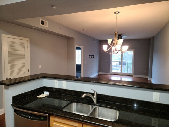 Building Photo - Gorgeous 1 bedroom, 1 bathroom condo in Mo...