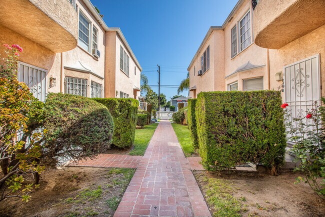 Building Photo - 3807 1/4 W Adams Blvd-