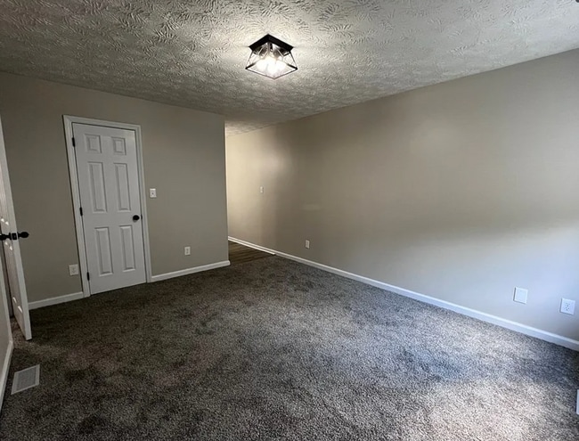 Building Photo - NEW LISTING!!!!!