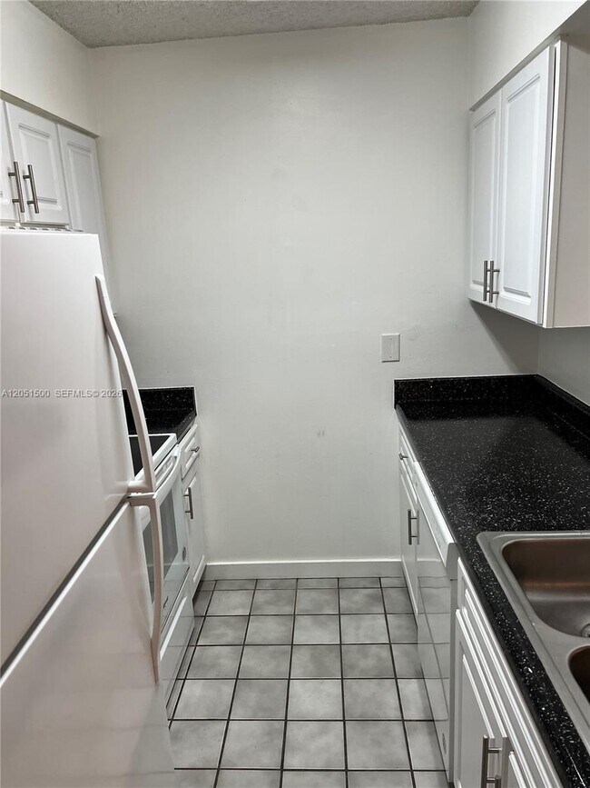 Building Photo - 2831 N Oakland Forest Dr