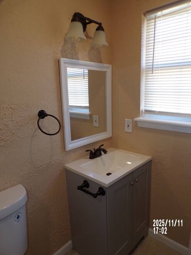 Building Photo - home located close to Bishop School District