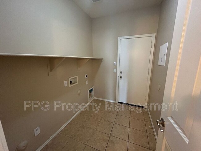 Building Photo - 17931 W Sunnyslope Ln