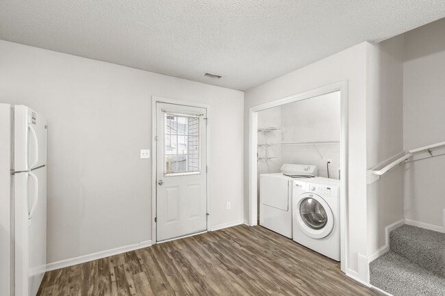 Building Photo - 2 Bed 2.5 Bath Townhome