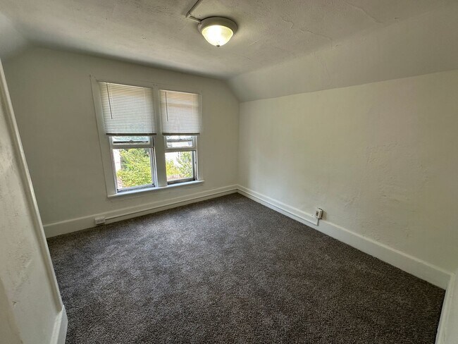 Building Photo - 44 Vandine Pl NE
