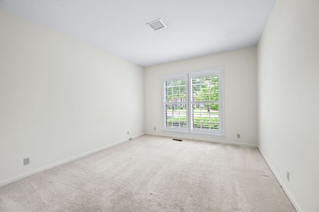 Building Photo - Awesome 3BE/2BA home in the heart of Green...