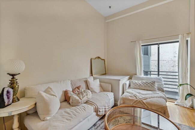 Building Photo - 1110 Clinton St