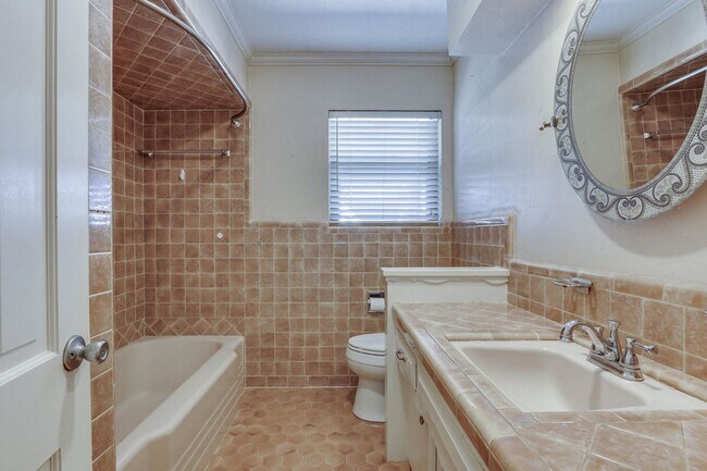 Building Photo - Three bed house in Coronado Heights