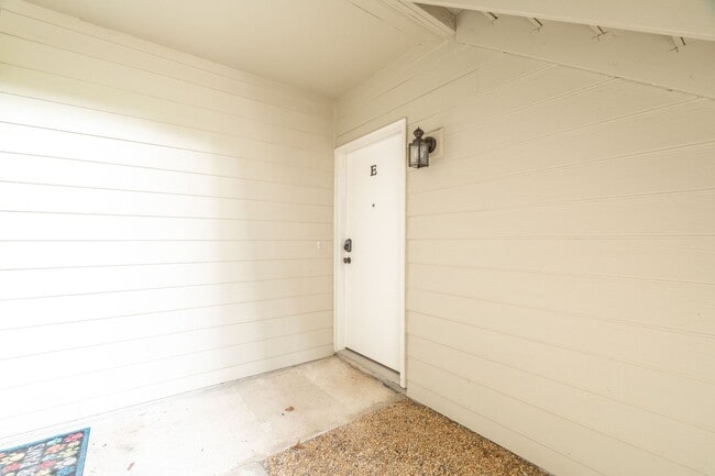 Building Photo - Low-Maintenance Living in Gated Park at Rivers Edge!