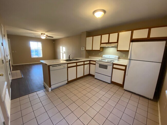 Building Photo - 2 Bed For Rent Fayetteville - Walking dist...