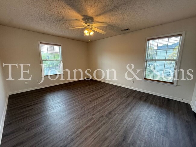 Building Photo - Lovely 2 Bedroom Condo Off Hwy 150