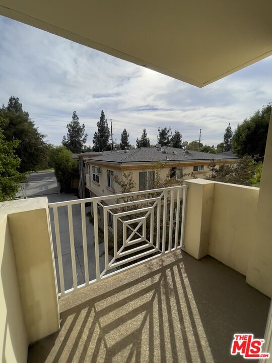 Building Photo - 15939 Victory Blvd