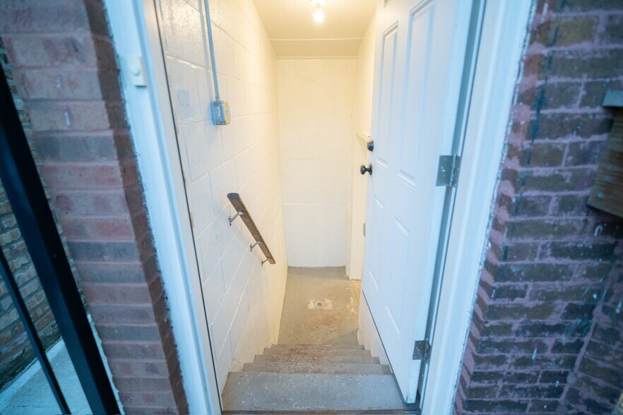 Building Photo - 7522 S Langley Ave