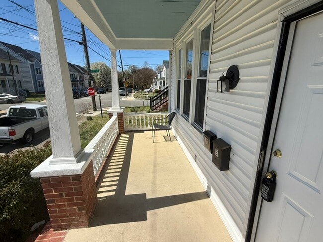 Building Photo - Spacious 3BR / 2BA apartment with ensuite bath and in-unit laundry