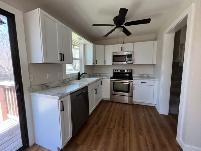 Kitchen - 1817 N Evergreen Ln