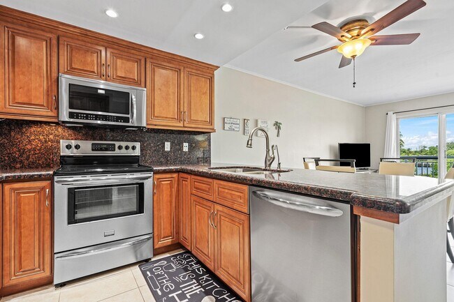 Building Photo - 550 Bayshore Dr
