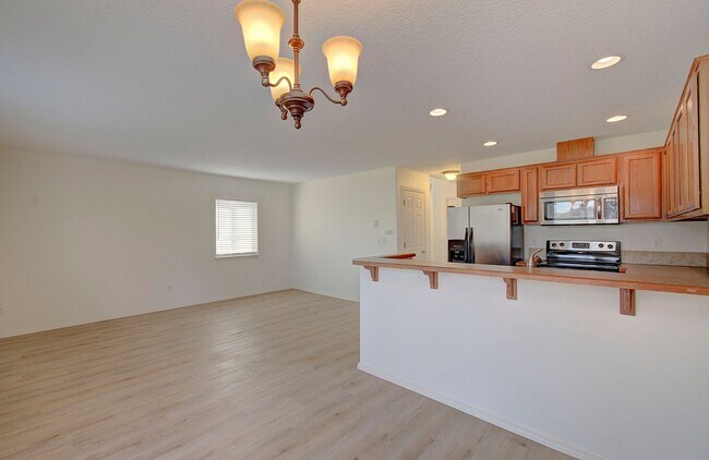 Building Photo - Beautiful Townhome- 3 Bedrooms