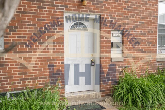Building Photo - 3254 S Kinnickinnic Ave