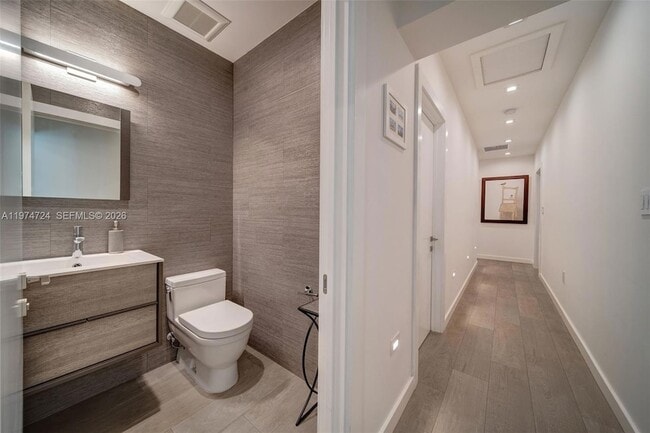 Building Photo - 1117 Alfonso Ave